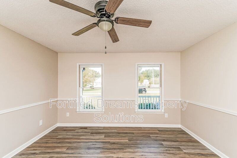 814 N Greenbriar St - Photo 6 of 17