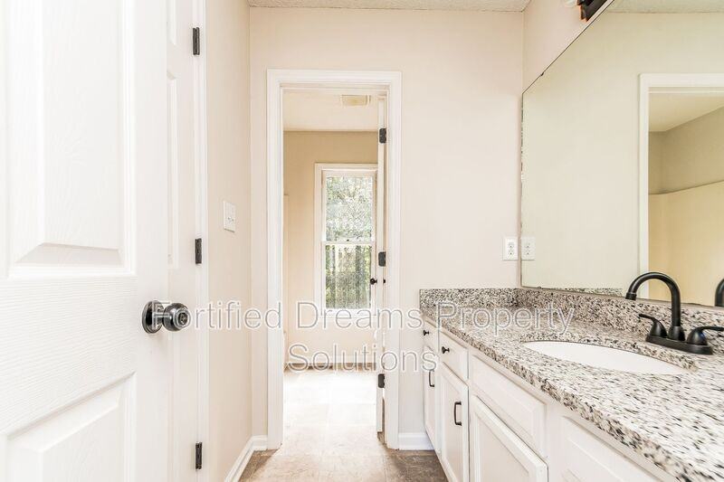 814 N Greenbriar St - Photo 7 of 17