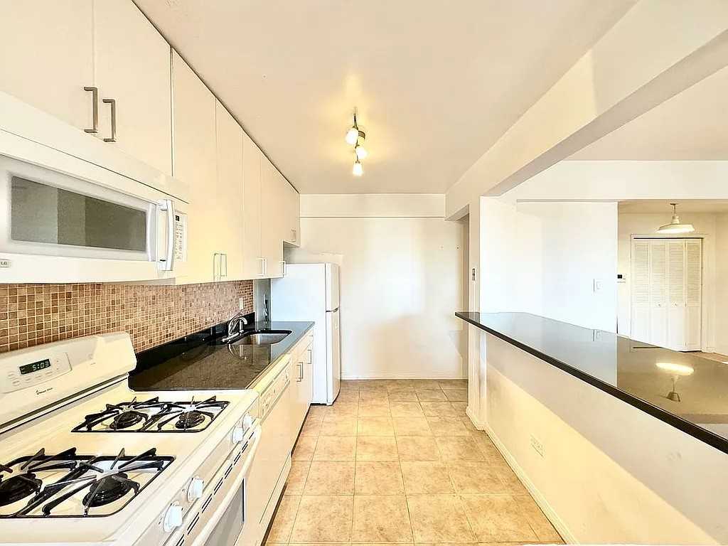 8337 Saint James Ave #5L - Photo 2 of 8