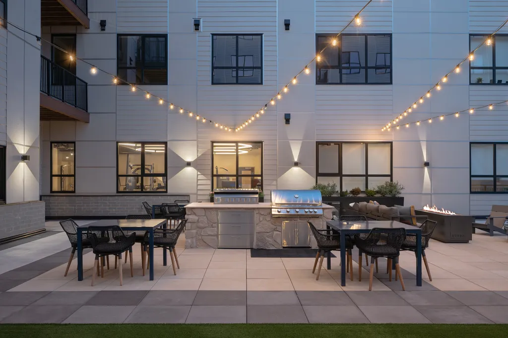 1060 Bolivar Rd - Photo 2 of 25