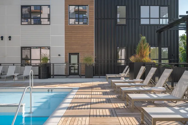 1060 Bolivar Rd - Photo 3 of 25