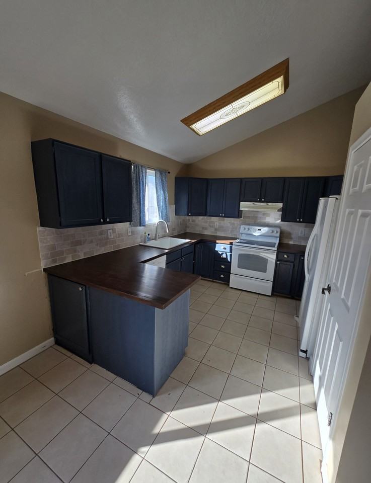 350 Odell Ln - Photo 4 of 17