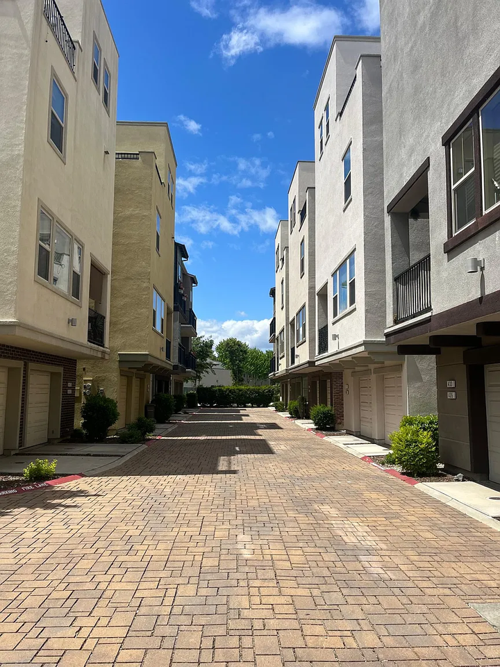 425 Lug Ln - Photo 2 of 7