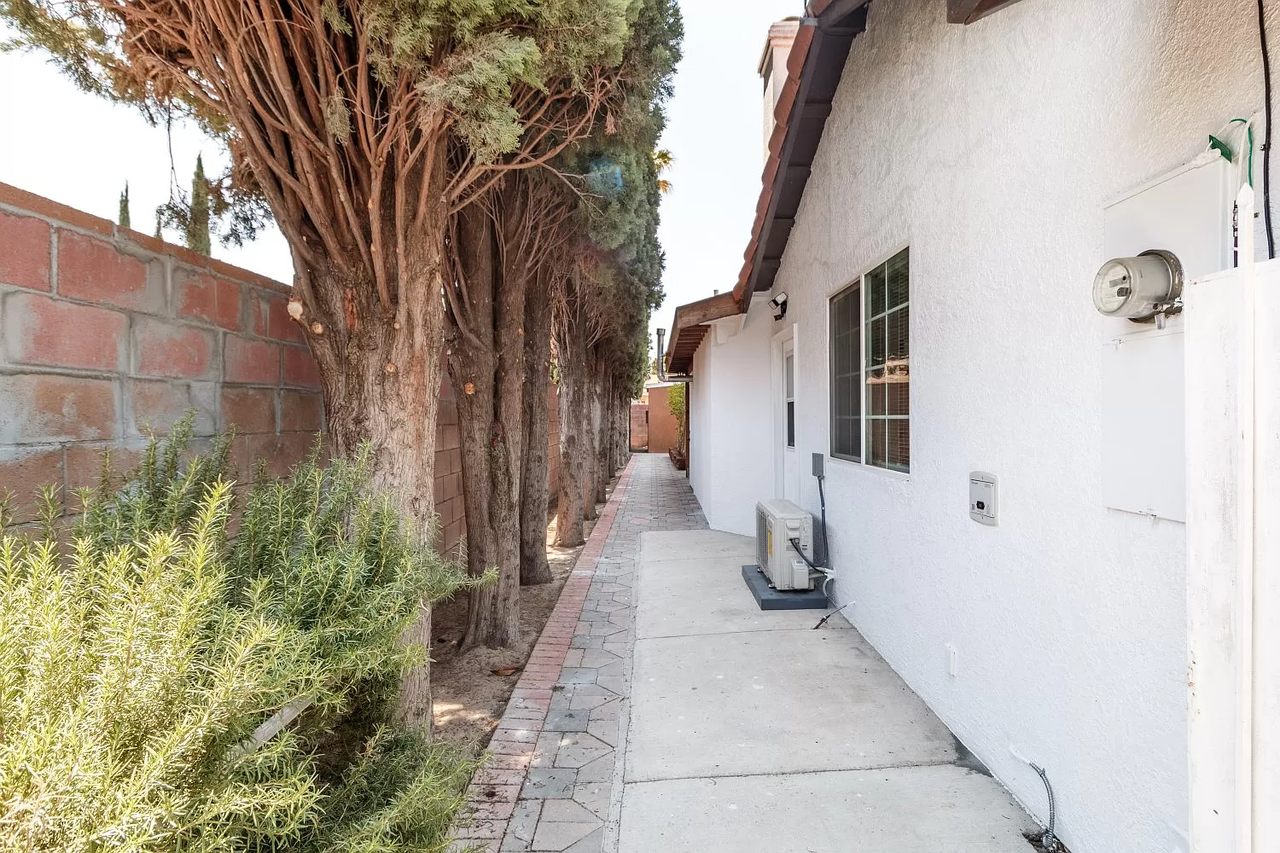 8137 Geyser Ave - Photo 3 of 10