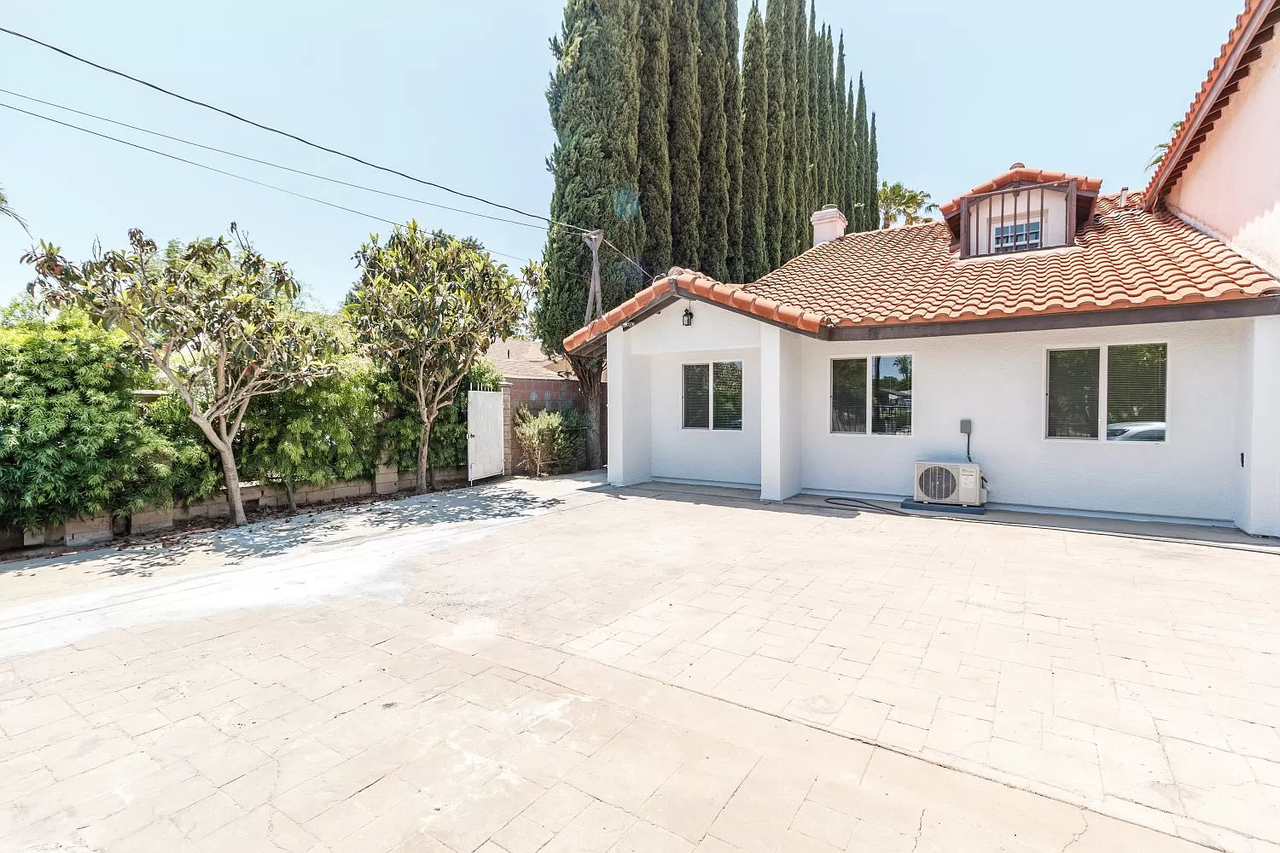 8137 Geyser Ave - Photo 6 of 10