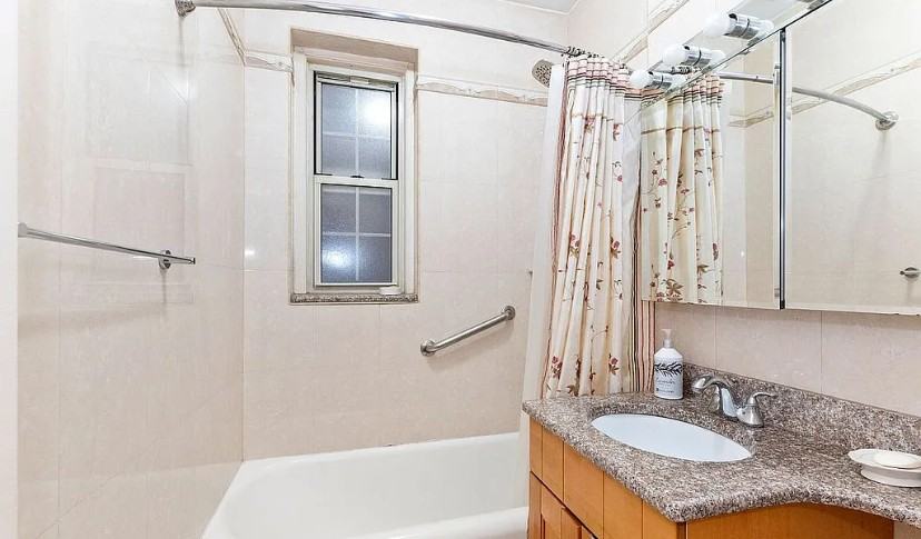 7915 35Th Ave - Photo 2 of 7