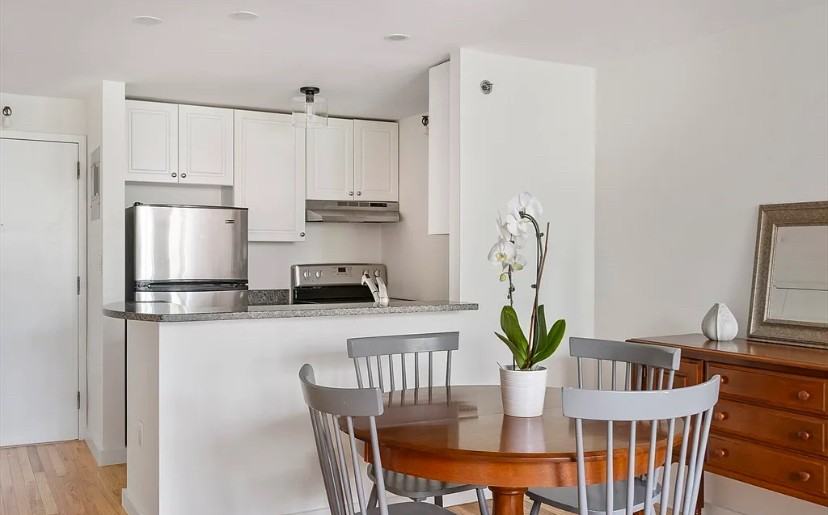 42 8Th St - Photo 2 of 11