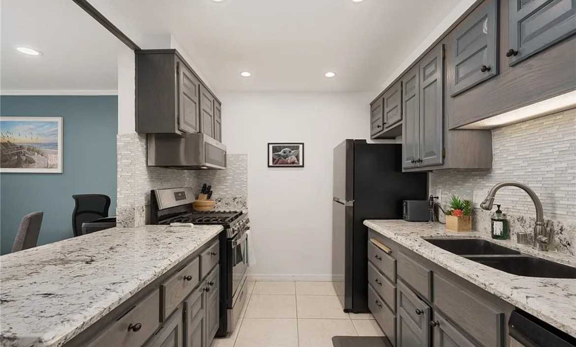 6600 Warner Ave - Photo 3 of 11