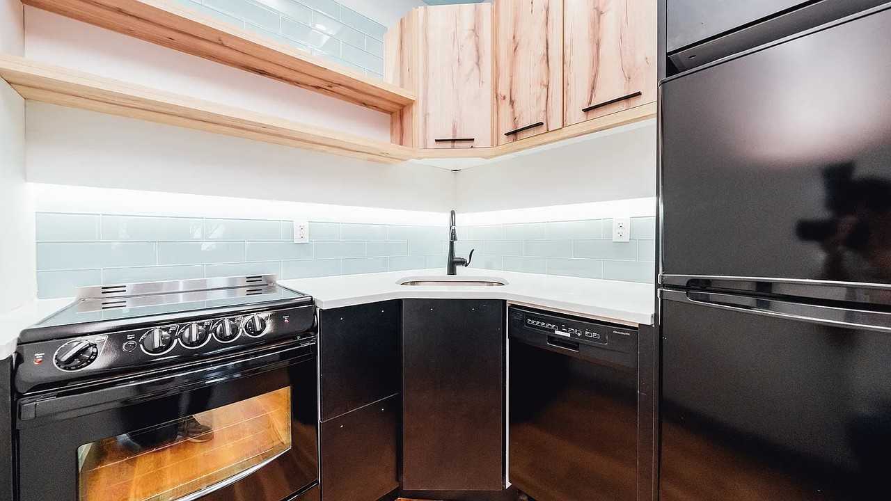 216 E 83Rd St - Photo 3 of 9