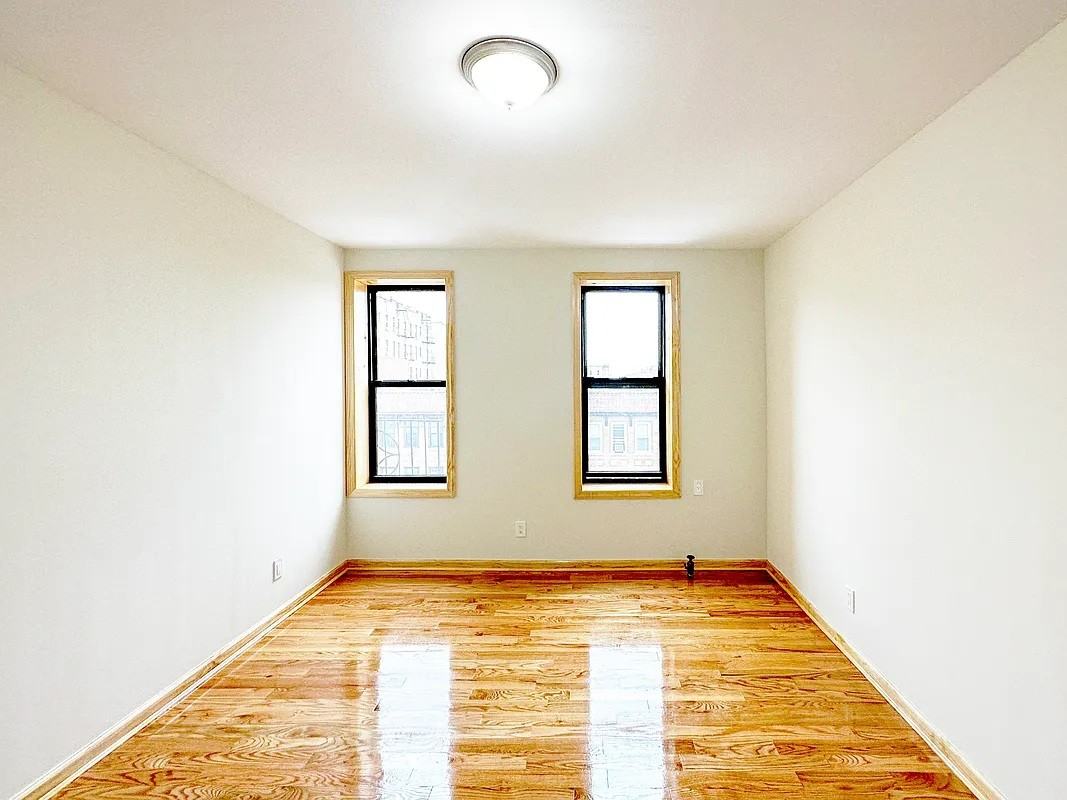 442 Lorimer St - Photo 2 of 10