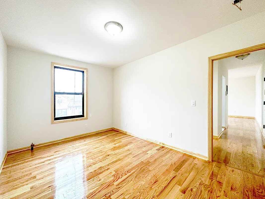 442 Lorimer St - Photo 3 of 10