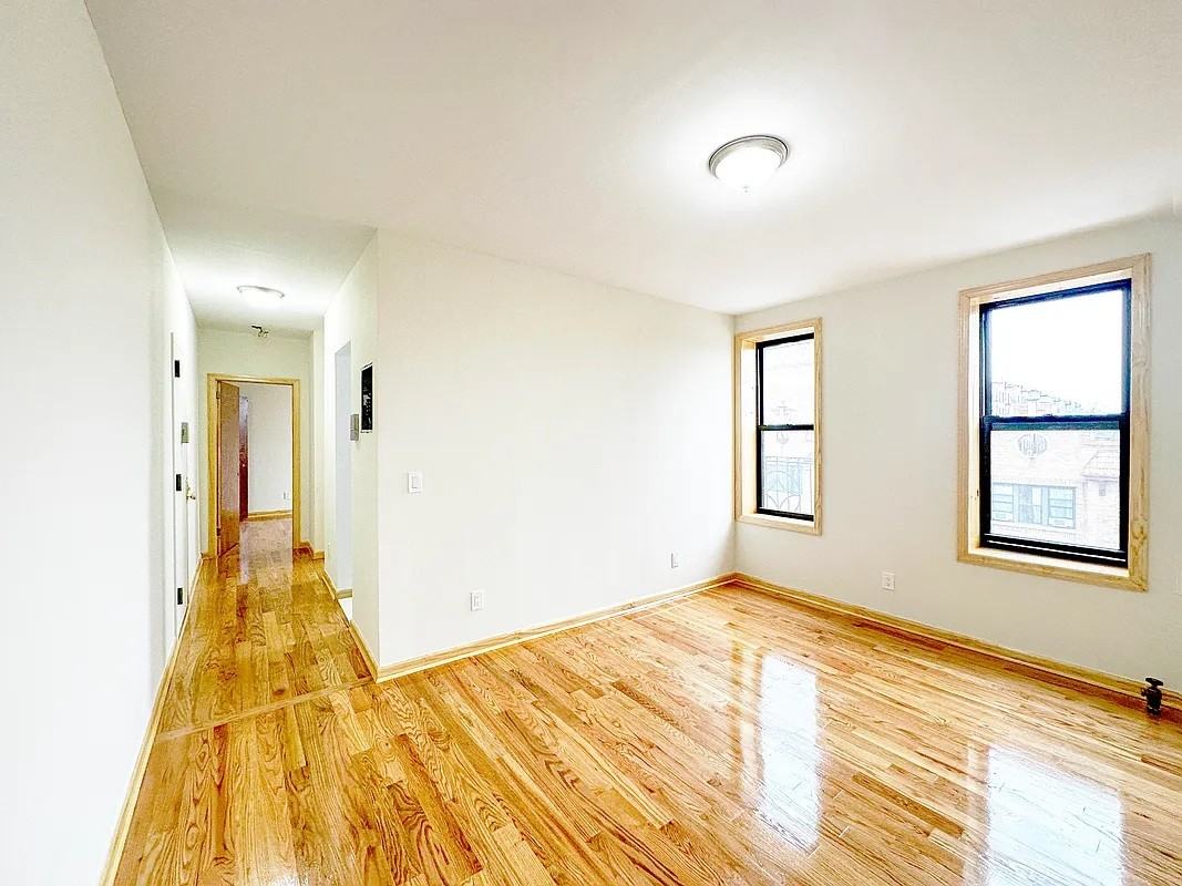 442 Lorimer St - Photo 4 of 10