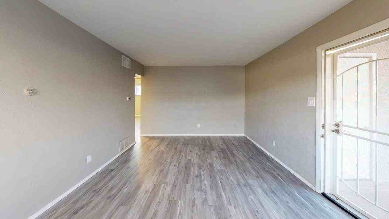 10216 Candelaria Rd Ne - Photo 4 of 39