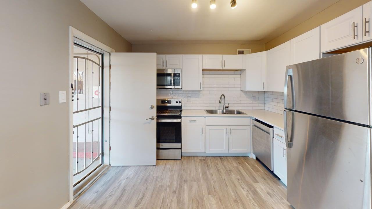 10216 Candelaria Rd Ne - Photo 6 of 39