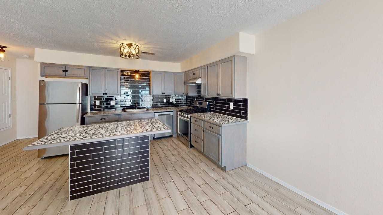 5800 Central Ave Sw - Photo 3 of 35