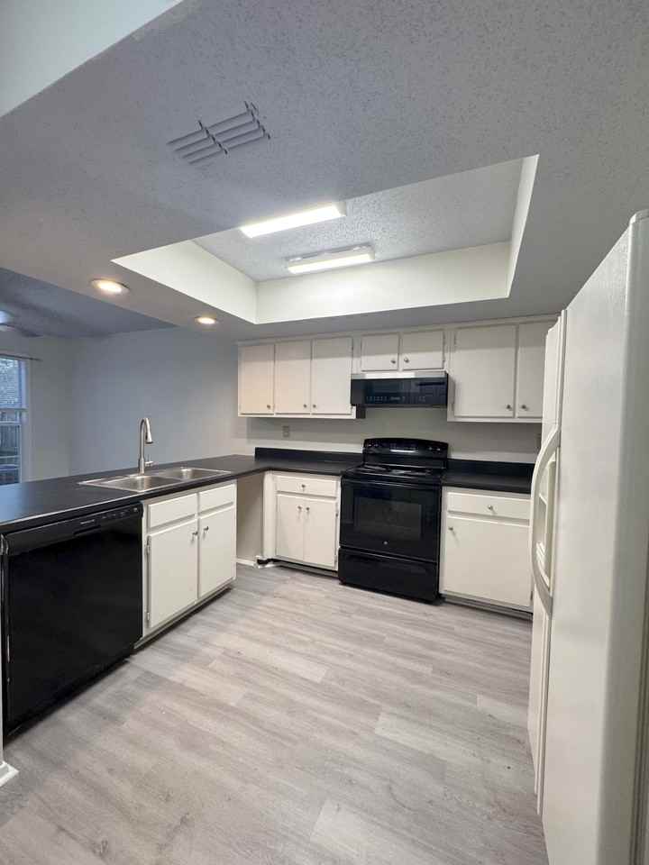 3092 Wesley Ct #1 - Photo 3 of 11