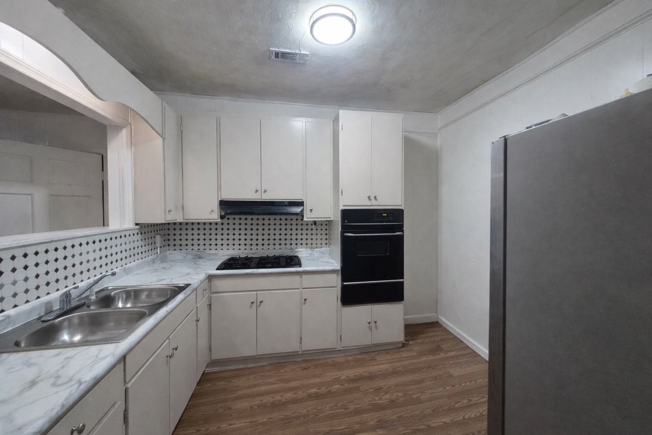 1604 Calloway St - Photo 5 of 10