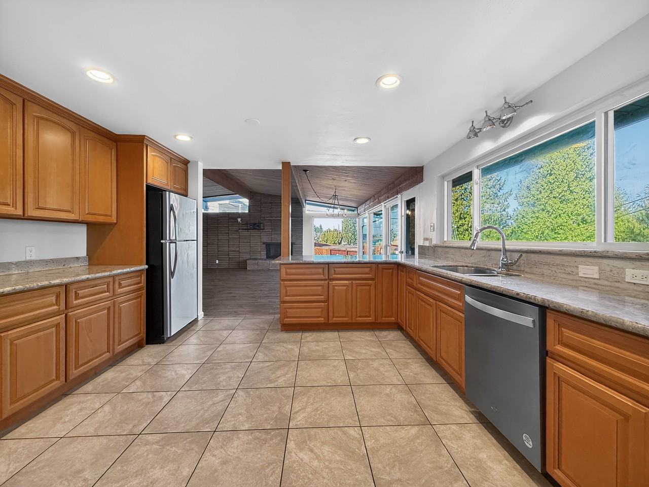 11006 Lotus Pl S - Photo 2 of 20