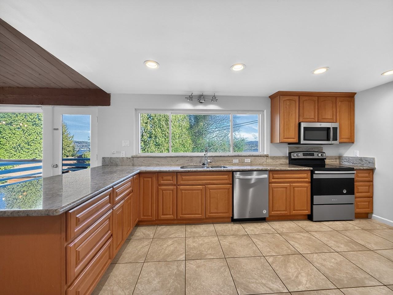 11006 Lotus Pl S - Photo 3 of 20