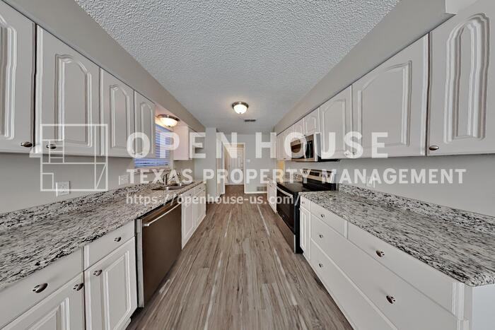 7802 Creek Wood Dr - Photo 6 of 20