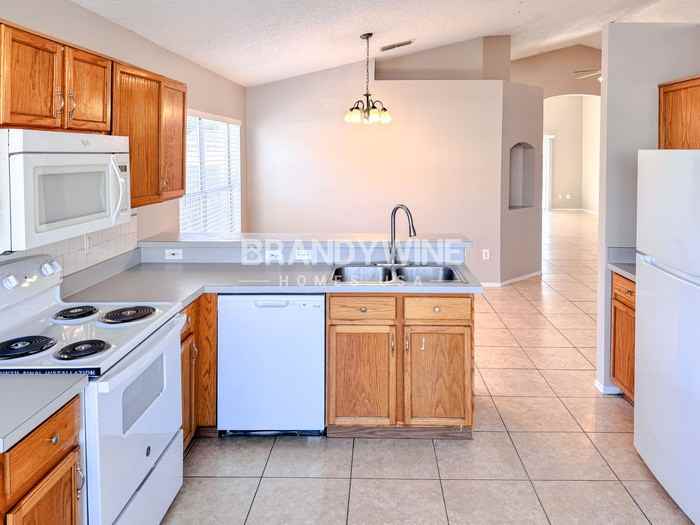 6740 Forsyth Oak Ct - Photo 5 of 17