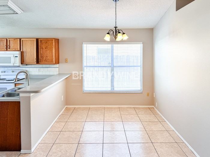 6740 Forsyth Oak Ct - Photo 7 of 17