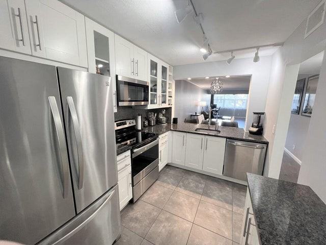 2920 Southwest 22nd Avenue - Photo 4 of 7