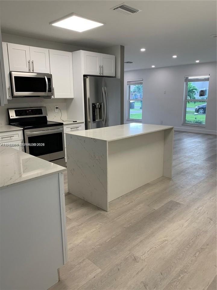 227 Se 7th St - Photo 3 of 13