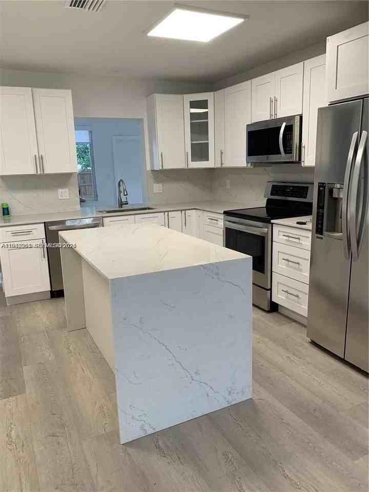 227 Se 7th St - Photo 4 of 13