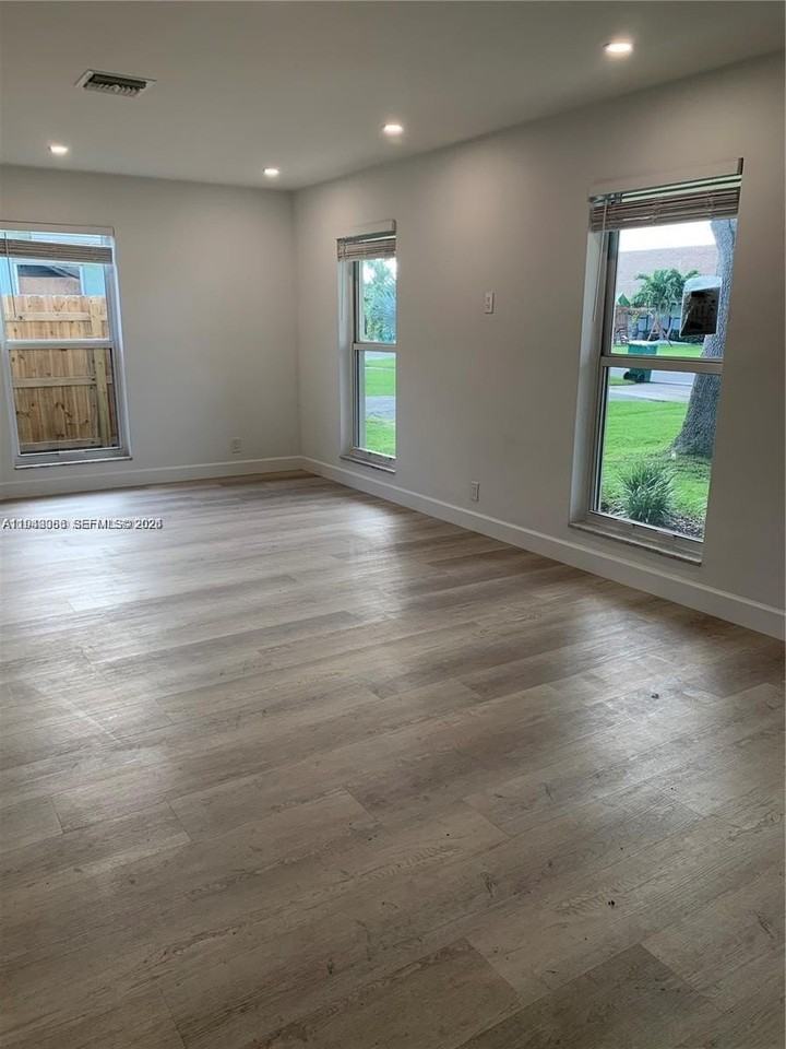 227 Se 7th St - Photo 5 of 13