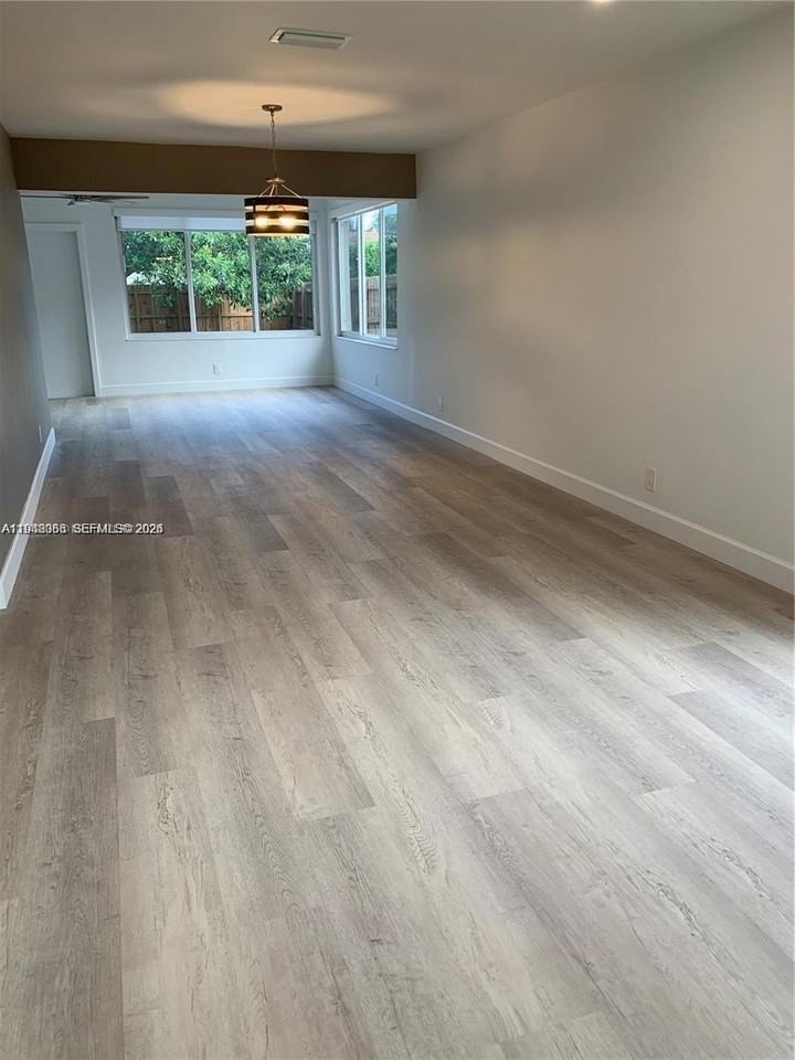 227 Se 7th St - Photo 6 of 13