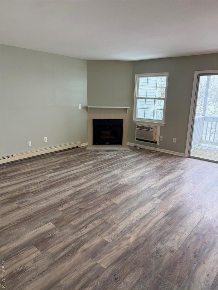 22 Lexington Hl Unit 4 #4 - Photo 3 of 11