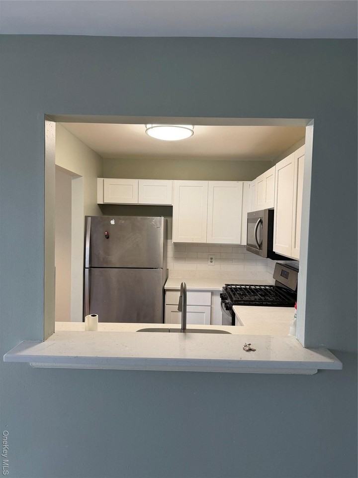 22 Lexington Hl Unit 4 #4 - Photo 4 of 11