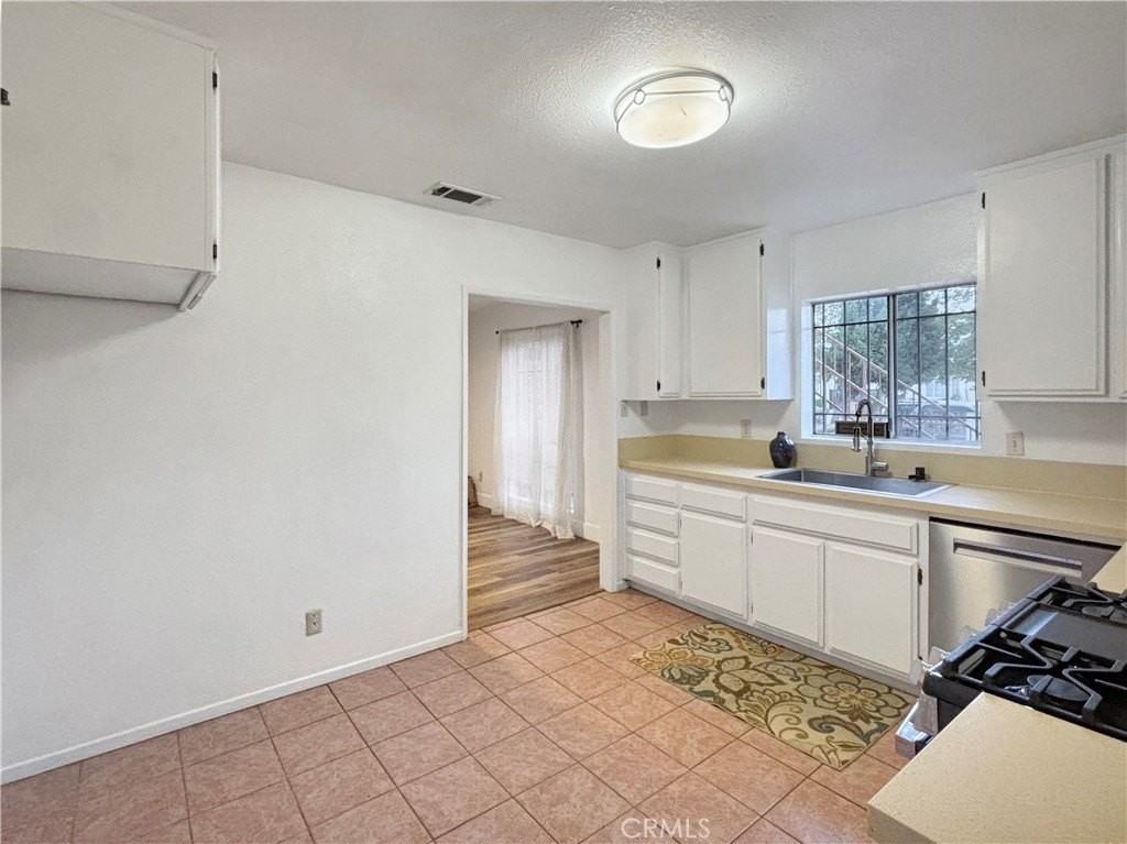 836 E New York St - Photo 6 of 19