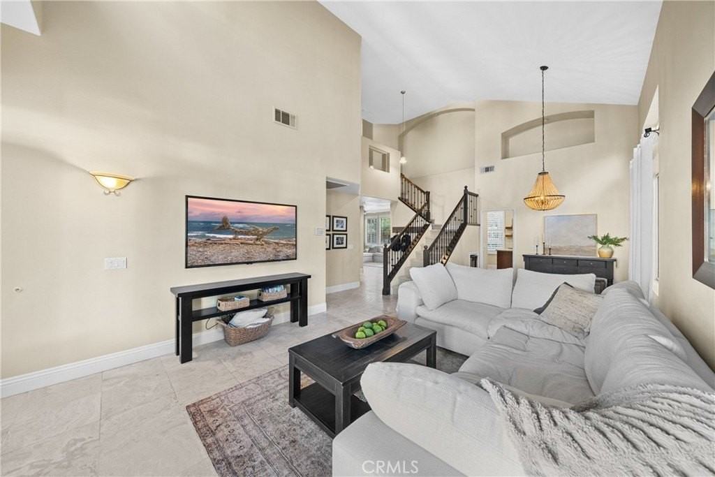 24 Goldenrain - Photo 5 of 32