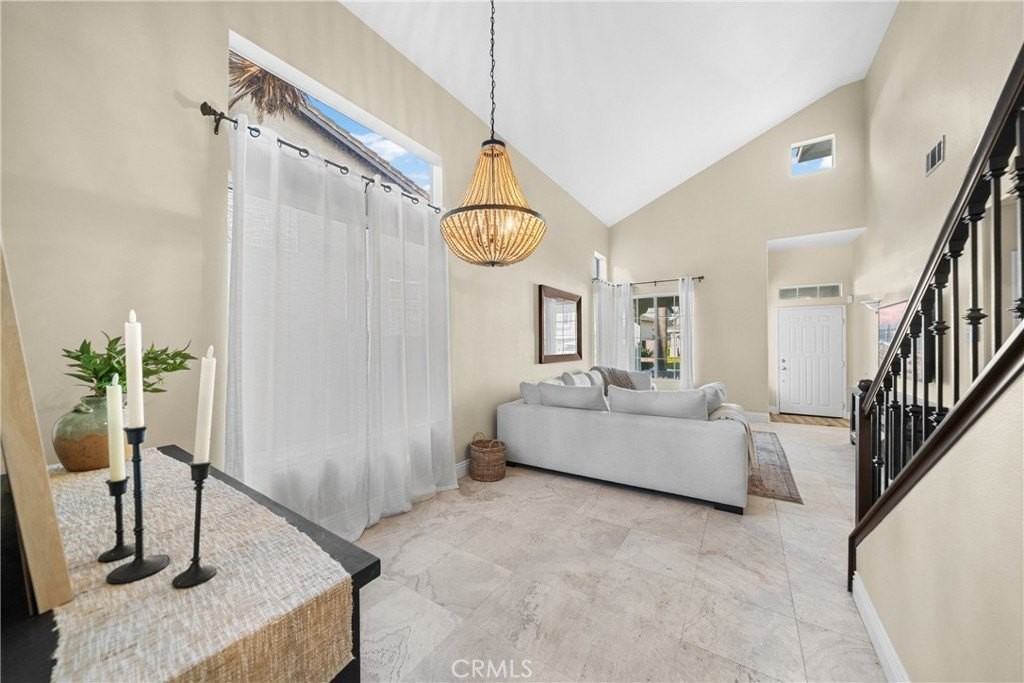 24 Goldenrain - Photo 6 of 32