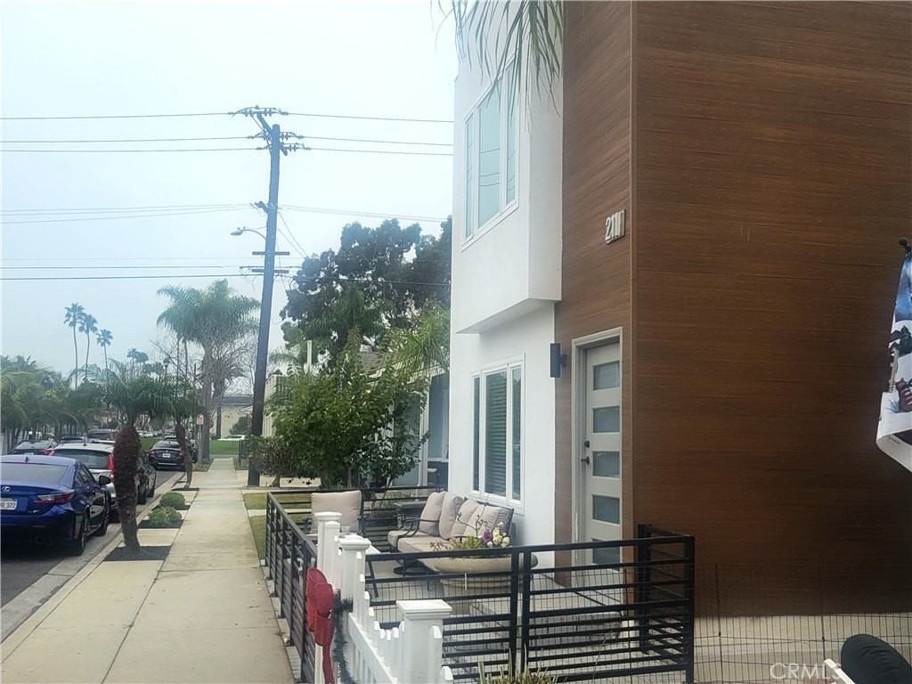 211 13th St - Photo 5 of 28