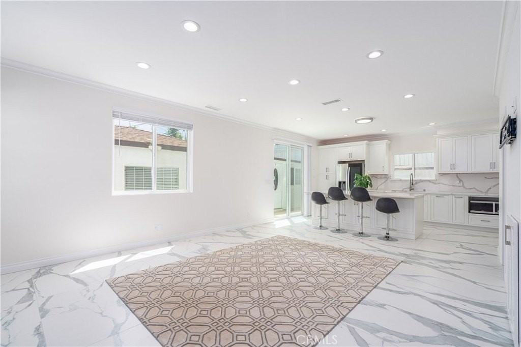 8421 Bleriot Ave - Photo 3 of 29