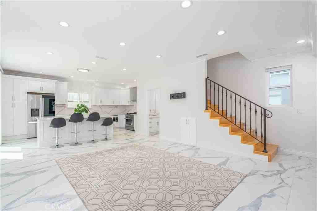 8421 Bleriot Ave - Photo 4 of 29