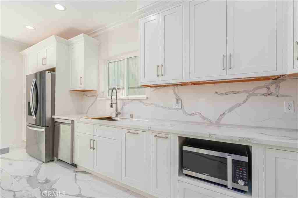 8421 Bleriot Ave - Photo 6 of 29