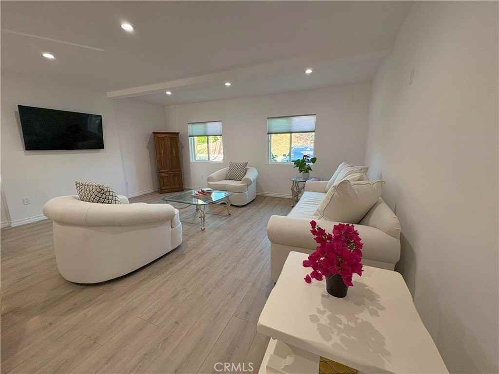 10723 Des Moines Ave - Photo 2 of 12