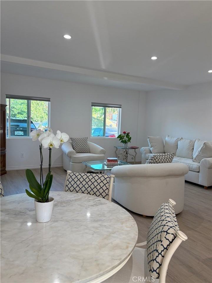 10723 Des Moines Ave - Photo 3 of 12