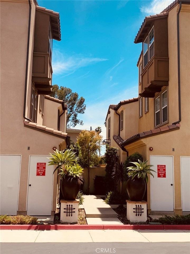 636 S Gladys Ave #A - Photo 5 of 23