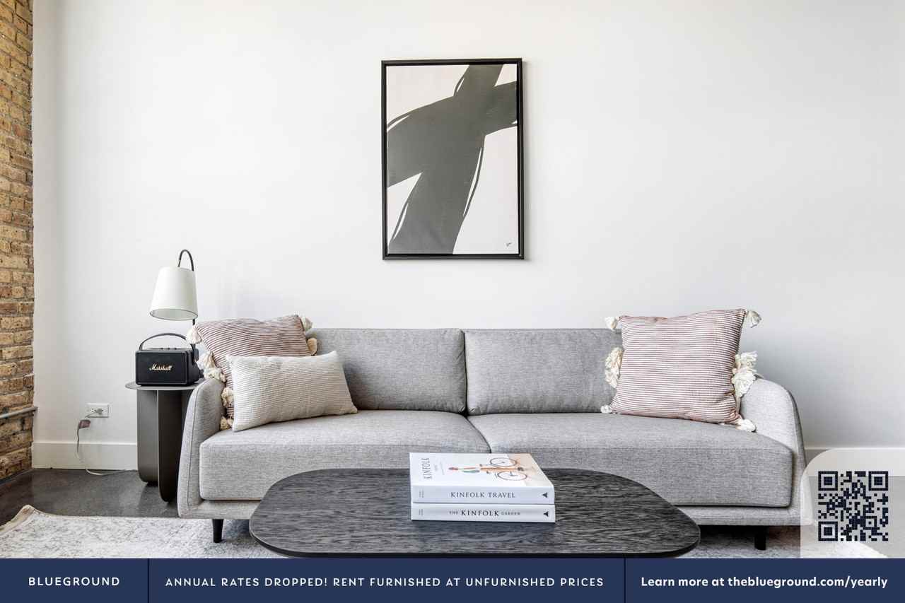 2061 North Southport Avenue - Photo 4 of 33