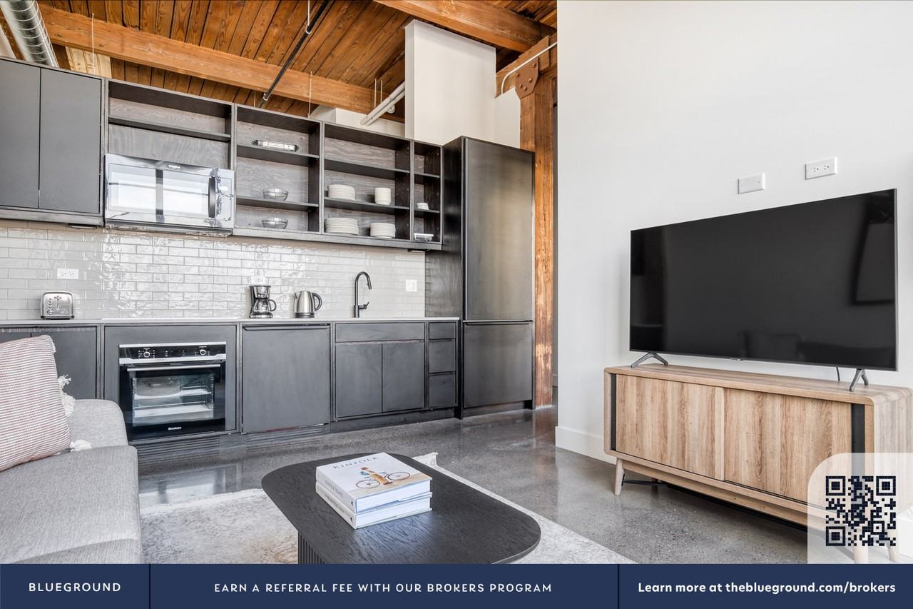 2061 North Southport Avenue - Photo 5 of 33