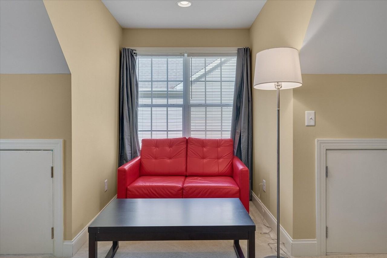 320 Lawrence Rd #1388437P - Photo 4 of 32