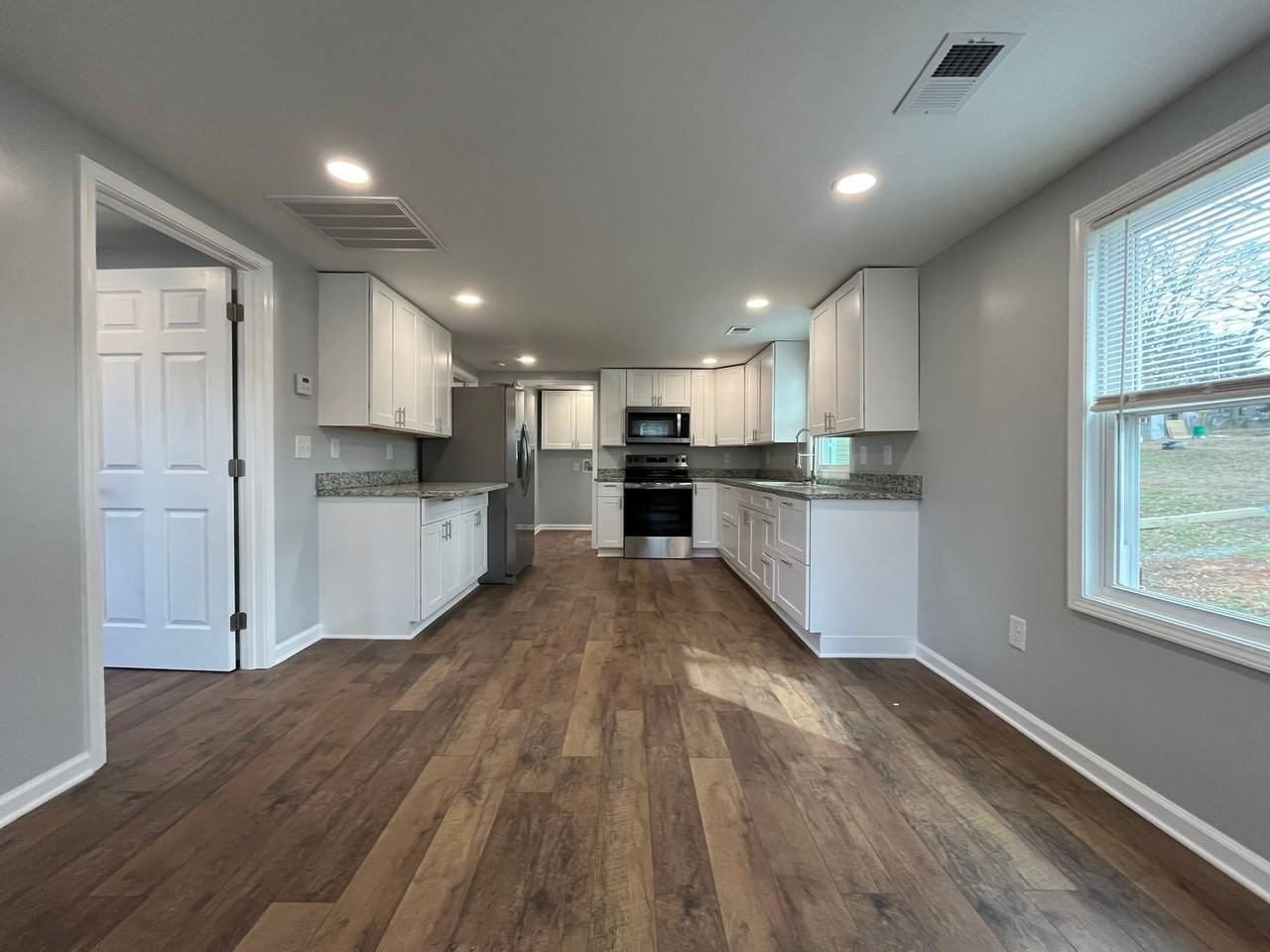 204 Hillcrest Dr - Photo 2 of 15