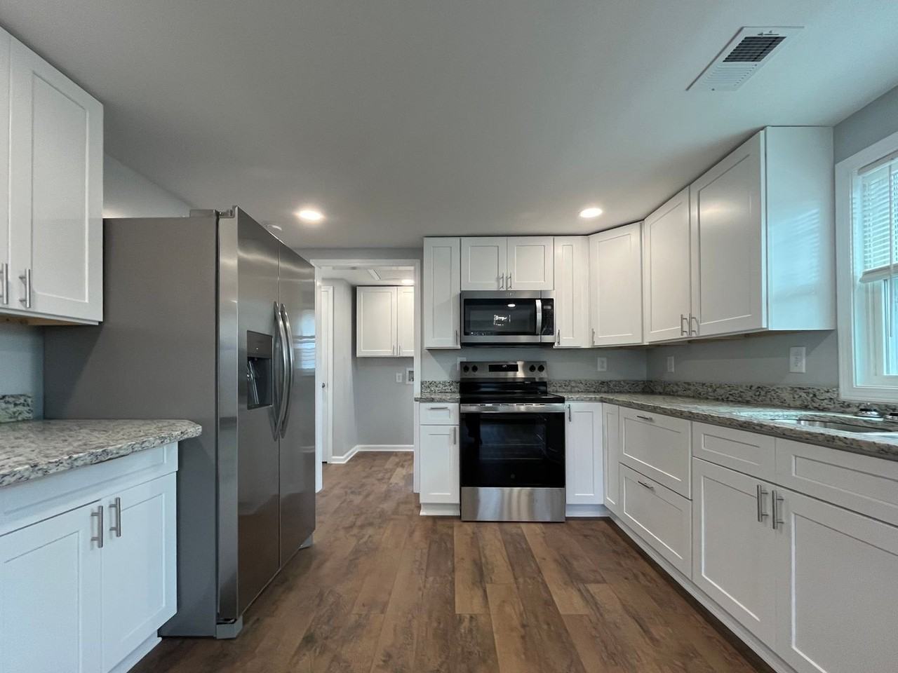 204 Hillcrest Dr - Photo 5 of 15