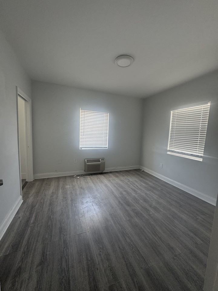 8401 Byron Ave - Photo 2 of 5