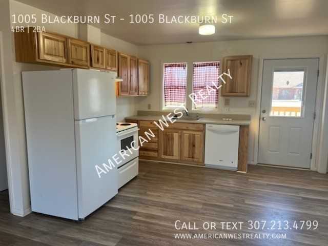 1005 Blackburn St - Photo 3 of 11